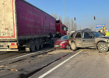 Kütahya'da 8 aracın karıştığı zincirleme kaza: 4 yaralı