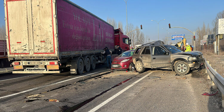 Kütahya'da 8 aracın karıştığı zincirleme kaza: 4 yaralı