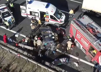 Kuzey Marmara Otoyolu'nda otomobil TIR'a çarptı: 6 yaralı