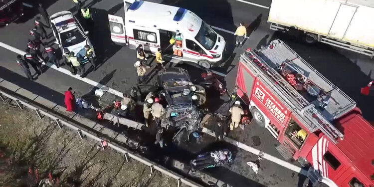Kuzey Marmara Otoyolu'nda otomobil TIR'a çarptı: 6 yaralı