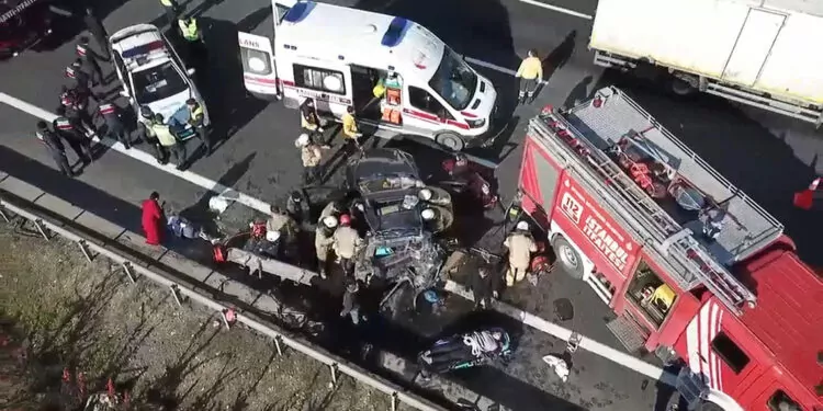 Kuzey marmara otoyolu'nda otomobil tir'a çarptı: 6 yaralı