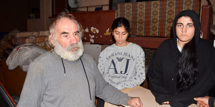 Mahkeme kararı ile evden çıkarıldı, 2 kızıyla sokakta kaldı