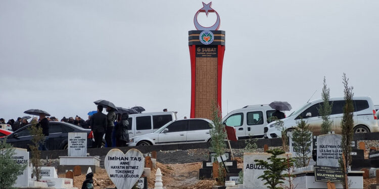Malatya'da depremde ölenlerin isimleri anıtta yaşatılıyor