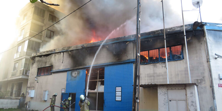 Maltepe'de iş yerinde yangın 