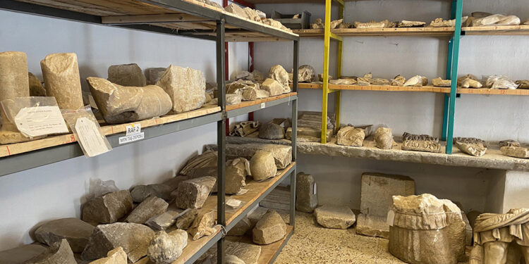 Metropolis Antik Kenti'nde gün yüzüne çıkarılan eserler tanıtıldı