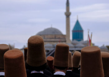 Mevlana'yı anma törenleri 'Vuslat Vakti' yürüyüşüyle başladı