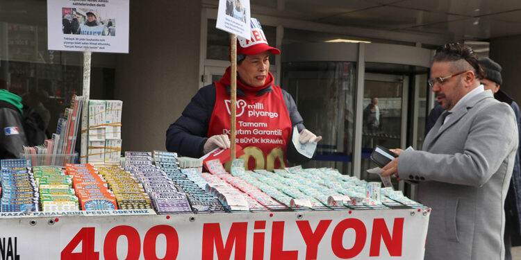 Milli Piyango'nun yılbaşı biletleri ilgi gördü