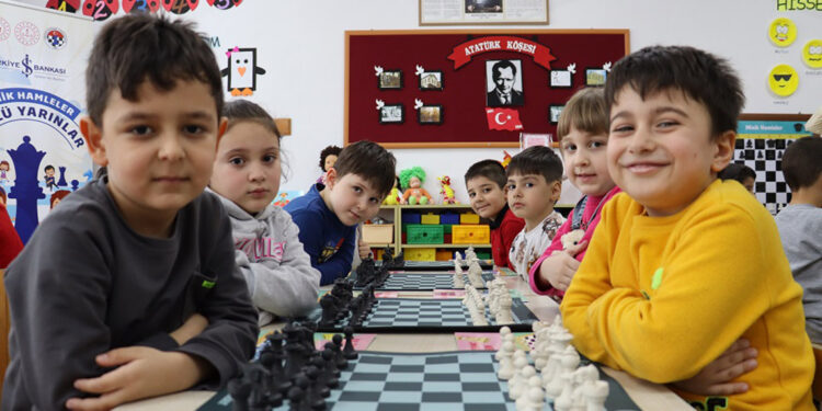 Minik Hamleler ile satranç okul öncesine yayılıyor