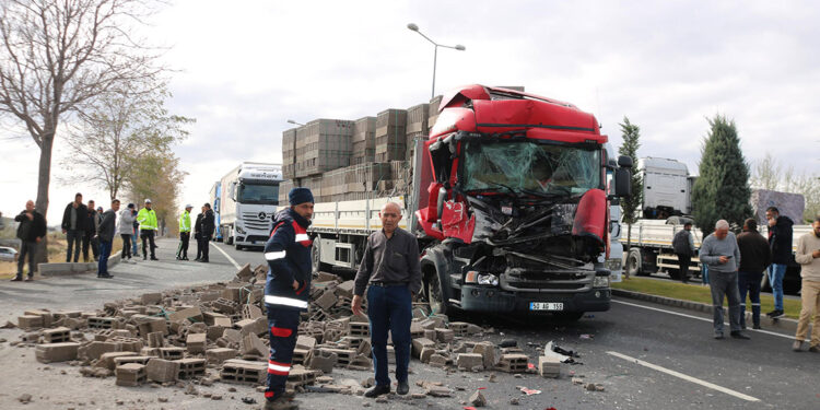 Nevşehir'de 3 aracın karıştığı zincirleme kaza; 2 yaralı