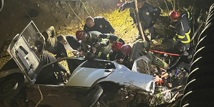 Nilüfer Çayı'na uçan otomobildeki 4 kişi yaralandı