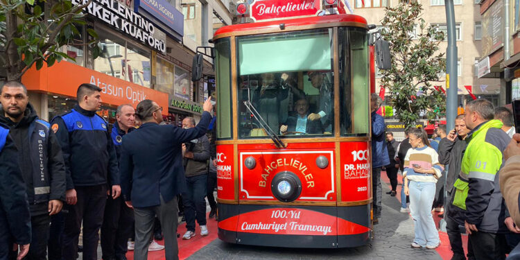 Nostaljik tramvay Bahçelievler'de ilk seferini yaptı