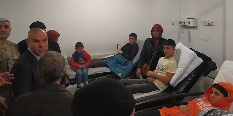 Okul servisi ile kamyonet çarpıştı; 20 öğrenci yaralandı