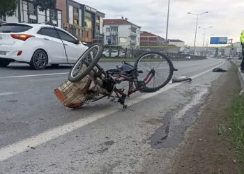 Otomobil bisiklete çarptı; işe giderken öldü