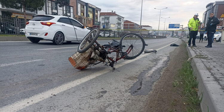 Otomobil bisiklete çarptı; işe giderken öldü