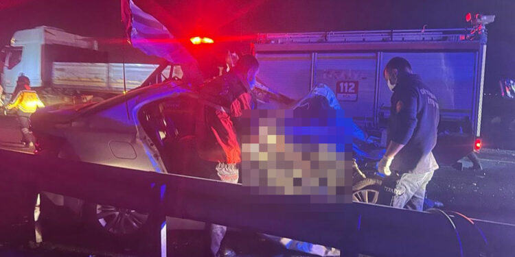 Otomobil yol kenarında duran kamyonete çarptı: 3 ölü, 4 yaralı