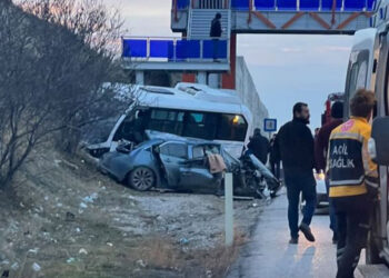 Otomobil yolcu midibüsü ile çekiciye çarptı: 21 yaralı