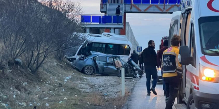 Otomobil yolcu midibüsü ile çekiciye çarptı: 21 yaralı