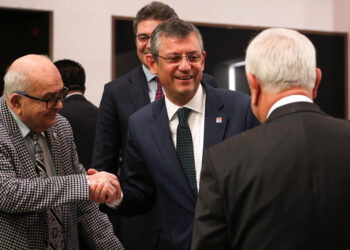 Özgür Özel, CHP'nin eski milletvekilleri ile buluştu