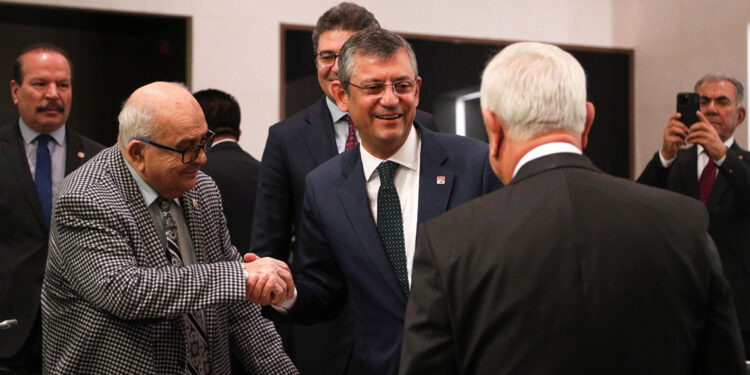 Özgür Özel, CHP'nin eski milletvekilleri ile buluştu