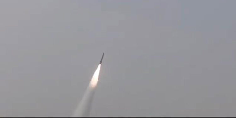 Pakistan, Fatah-2 roketatar sistemini test etti
