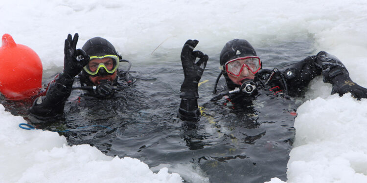 Palandöken'in 2 bin 500 rakımında 'buz dalışı'