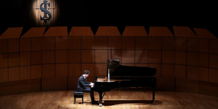 Parlayan Yıldızlar İş Sanat sahnesinde