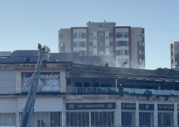 Pendik'te AVM'de restoranın bacasında yangın