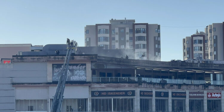 Pendik'te AVM'de restoranın bacasında yangın