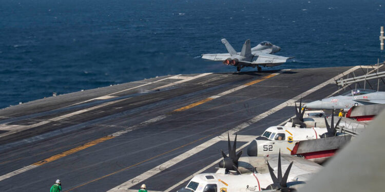 Petrol tankeri, Babülmendep Boğazı'nda saldırıya uğradı