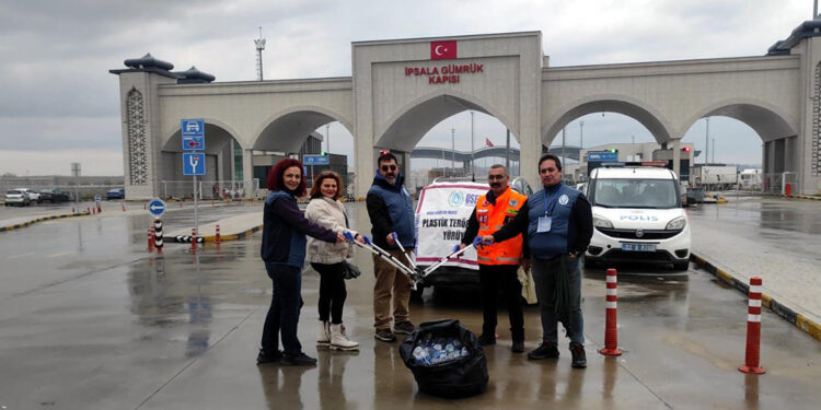 Plastik terörü'ne dikkat çekmek için Kars'tan Edirne'ye yürüdüler