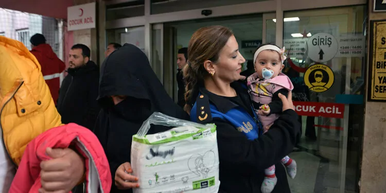 Polis, yeni doğum yapanlara bebek bezi hediye etti