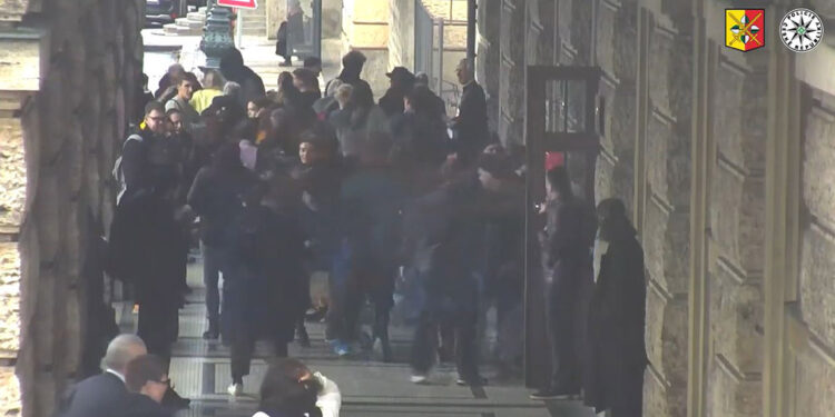 Prag'da 15 kişinin öldüğü saldırı anı kamerada