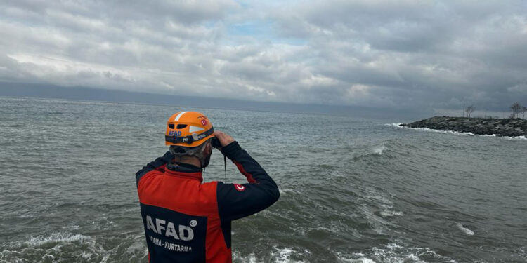 Rize'de dalgalara kapılan kadın 9 gündür aranıyor