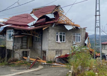 Rize'deki fırtınada 82 çatı uçtu, 13 araç hasar gördü