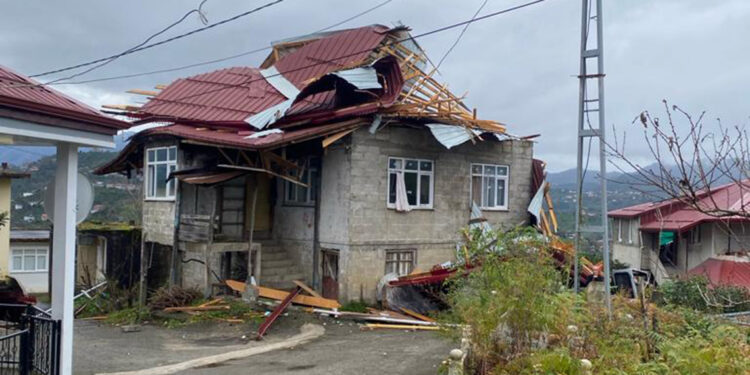 Rize'deki fırtınada 82 çatı uçtu, 13 araç hasar gördü