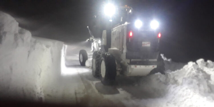 Rüzgarın savurduğu kar, 3 mahalle yolunu kapattı