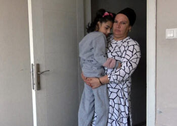 SMA'lı Hüsna Nur'u, annesi 9 yıldır kucağında taşıyor