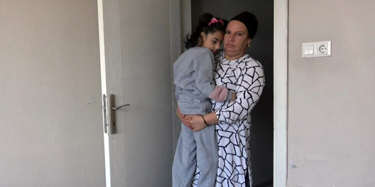 SMA'lı Hüsna Nur'u, annesi 9 yıldır kucağında taşıyor