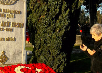Şair Mehmet Akif Ersoy mezarı başında anıldı