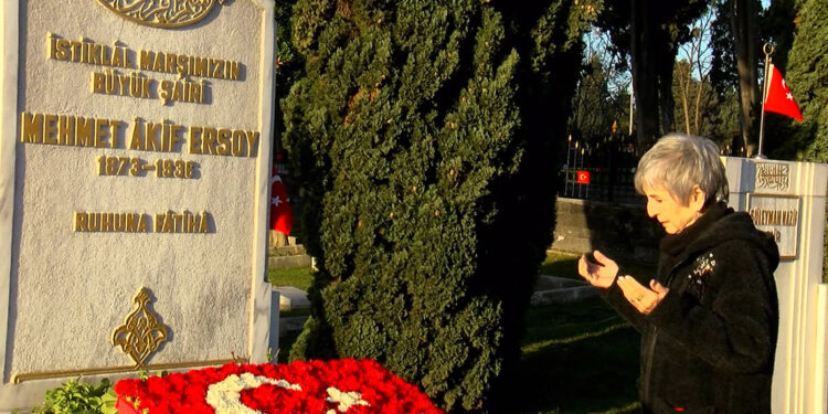 Şair Mehmet Akif Ersoy mezarı başında anıldı