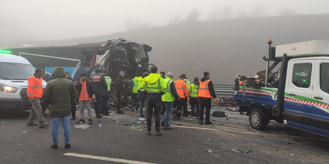 Sakarya'da katliam gibi kaza, 7 araç birbirine girdi ilk belirlemelere göre, 10 kişi öldü 57 kişi ise yaralandı.