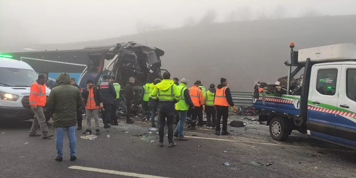 Sakarya'da katliam gibi kaza, 7 araç birbirine girdi ilk belirlemelere göre, 10 kişi öldü 57 kişi ise yaralandı.