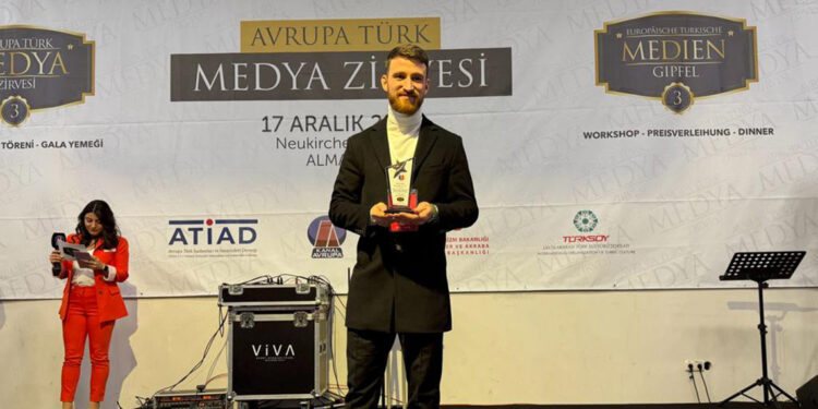 Salih Özcan'a yılın en başarılı futbolcusu ödülü