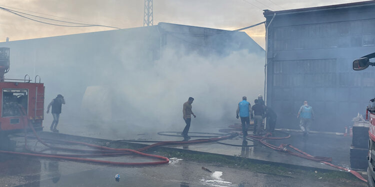 Samsun'da lastik kaplama dükkanında yangın