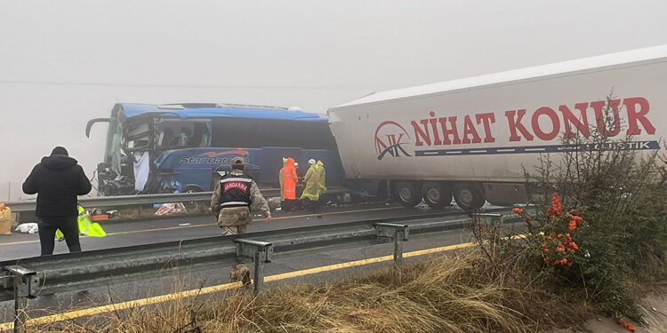 Şanlıurfa'da zincirleme kaza: 1 ölü, 15 yaralı