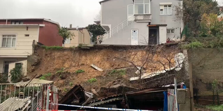 Sarıyer'de istinat duvarı çöktü; 4 araç hasar gördü