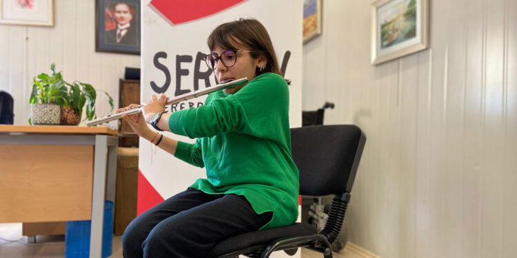 Serebral palsili Sude, müzikle hayata bağlandı