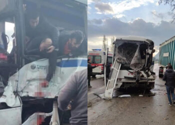 Servis midibüsü çöp kamyonuna çarptı: 17 yaralı