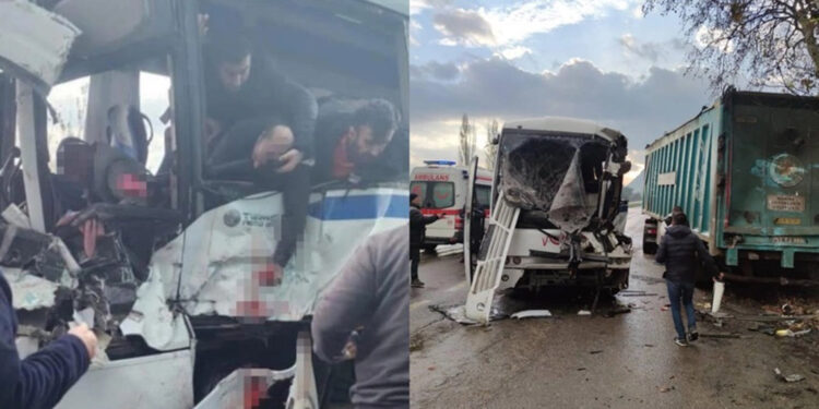 Servis midibüsü çöp kamyonuna çarptı: 17 yaralı