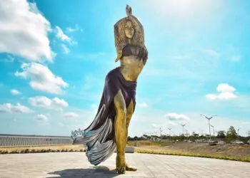 Shakira'nın bronz heykeli dikildi